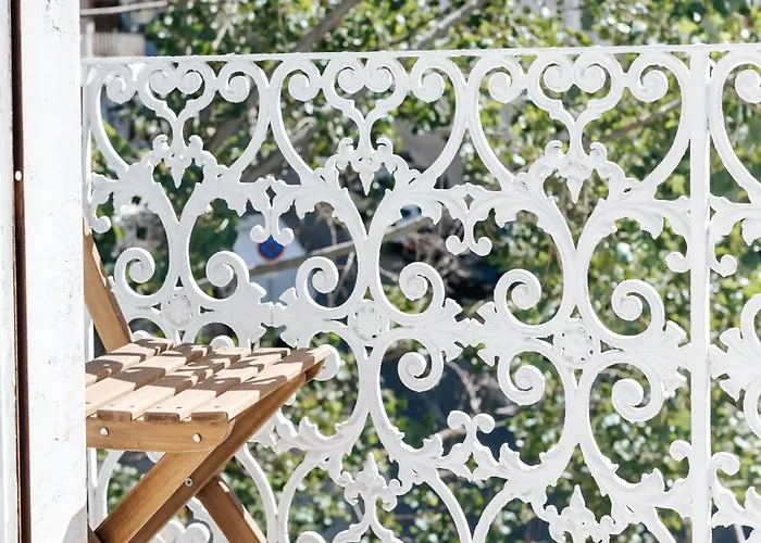 Πανσιόν Daniela's Central 202 *